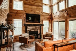 TV, fireplace, stereo - `The Oak`: Hot Tub, Private Trail, Firepit, Swing. (Laurelville)