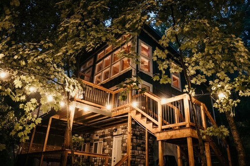 "The Oak": Hot Tub, Private Trail, Firepit, Swing.