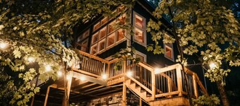 "The Oak": Hot Tub, Private Trail, Firepit, Swing.