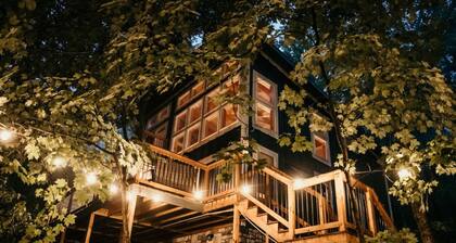 "The Oak": Hot Tub, Private Trail, Firepit, Swing.