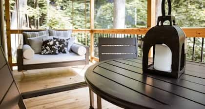 The Acorn: Hot tub, Private Trail, Firepit, Swing