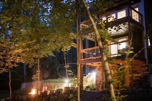 The Acorn: Hot tub, Private Trail, Firepit, Swing