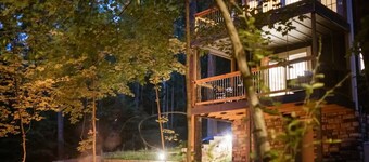 The Acorn: Hot tub, Private Trail, Firepit, Swing