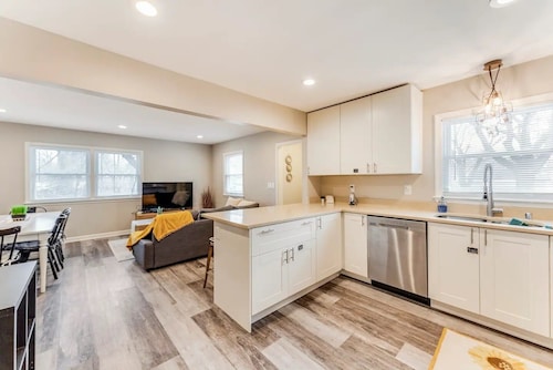 Experience Minneapolis; entire house, close to Downtown Uptown and UofM