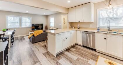 Experience Minneapolis; entire house, close to Downtown Uptown and UofM