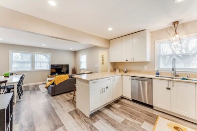 Experience Minneapolis; entire house, close to Downtown Uptown and UofM
