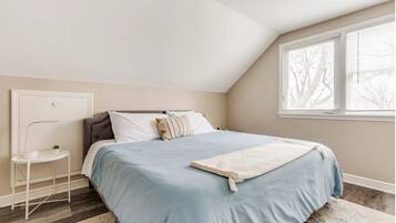 3 dormitorios, tabla de planchar con plancha, cuna de viaje