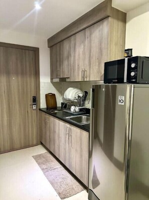 Réfrigérateur, micro-ondes, plaque de cuisson, bouilloire électrique