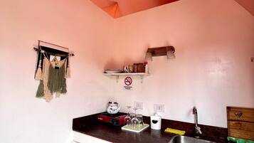 Romantic Tent | Private kitchen | Cookware/dishes/utensils, cleaning supplies, lobster pot