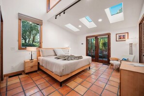 4 bedrooms, desk, iron/ironing board, travel crib