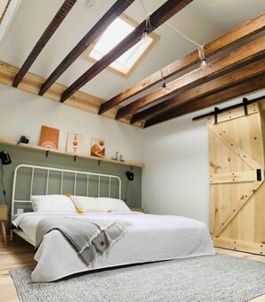 3 bedrooms, desk, iron/ironing board, travel cot