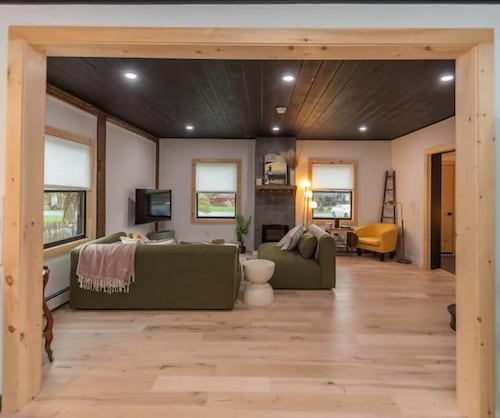 Modern HOT TUB 2mi to NEW PALTZ