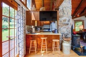 Réfrigérateur, micro-ondes, plaque de cuisson, cafetière/bouilloire