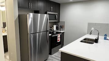 Jääkaappi, mikroaaltouuni, uuni, liesi