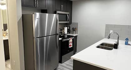 Cozy 1 bedroom apartment in Rockland Park NW Calgary