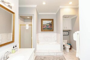 Hair dryer, towels, soap, toilet paper - Main Street Loft (Natchez)