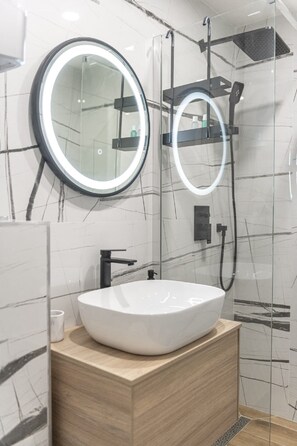 Dusj, hårføner og håndklær