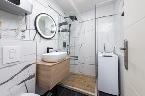 Shower, hair dryer, towels