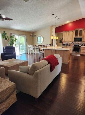 Living area - Heated pool. Private back yard. (Port St. Lucie)