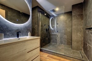 Shower, hair dryer, towels