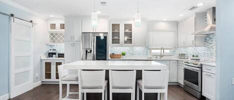 Refrigerador, microondas, horno, placa de cocina