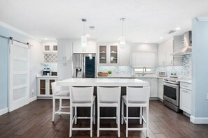 ثلاجة، ميكروويف، فرن، موقد طهي مسطح