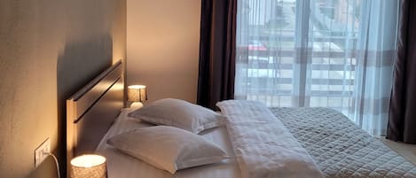 3 bedrooms, iron/ironing board, WiFi, bed sheets