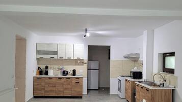 Geladeira, micro-ondas, cooktop, cafeteira/chaleira