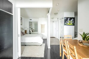 3 soverom, skrivebord, strykejern/-brett og reiseseng for barn