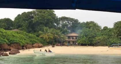 CASA PIÑA, a beautifu 2 bedroom home, walk to town