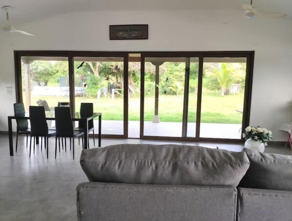 Living area - 3-bedroom, walk to town, spacious Villa (pedasi)