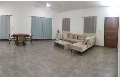 2 bdrm Villa, natural setting, walk to town center
