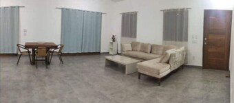 2 bdrm Villa, natural setting, walk to town center