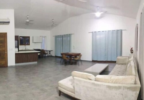 2 bdrm Villa, natural setting, walk to town center