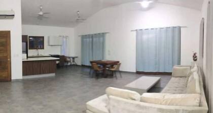 2 bdrm Villa, natural setting, walk to town center