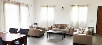 2 bdrm Villa, walk to square