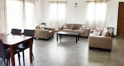 2 bdrm Villa, walk to square