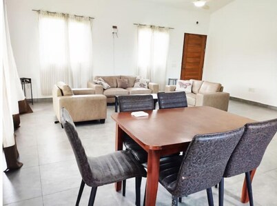 2 bdrm Villa, walk to square