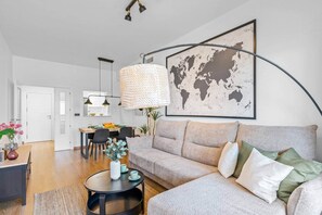 Smart TV, books - Comeback Sweet Caroline (AN)