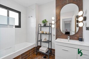 Shower, hair dryer, bidet, towels