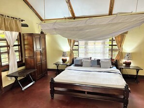 3 bedrooms, free WiFi, bed sheets - Authentic yet pristine, The Watering Hole is a quiet B&B just outside of Moshi! (Moshi)