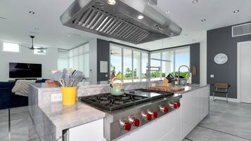 Geladeira, micro-ondas, fogão, cooktop