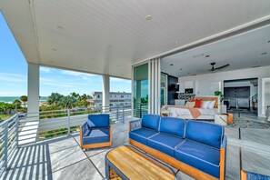 Terrace/patio - Pirate House: Gulf Front, Pool, #1 Location Lido Key, St. Armands One Block. (Sarasota)