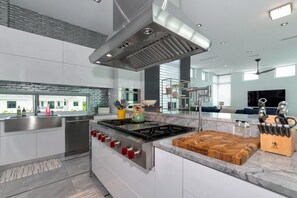Fridge, microwave, oven, stovetop - Pirate House: Gulf Front, Pool, #1 Location Lido Key, St. Armands One Block. (Sarasota)