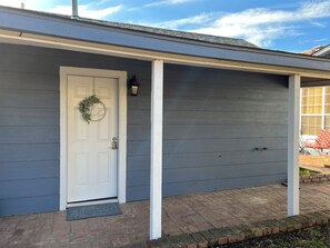 Exterior detail - Newly renovated cozy cottage, located in the backyard of my home. (Lawton)