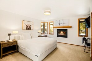 3 bedrooms, desk, iron/ironing board, free WiFi - Steps to Elk Camp Gondola | Heated Pool, Hot Tub & 2 Fireplaces (Snowmass Village)
