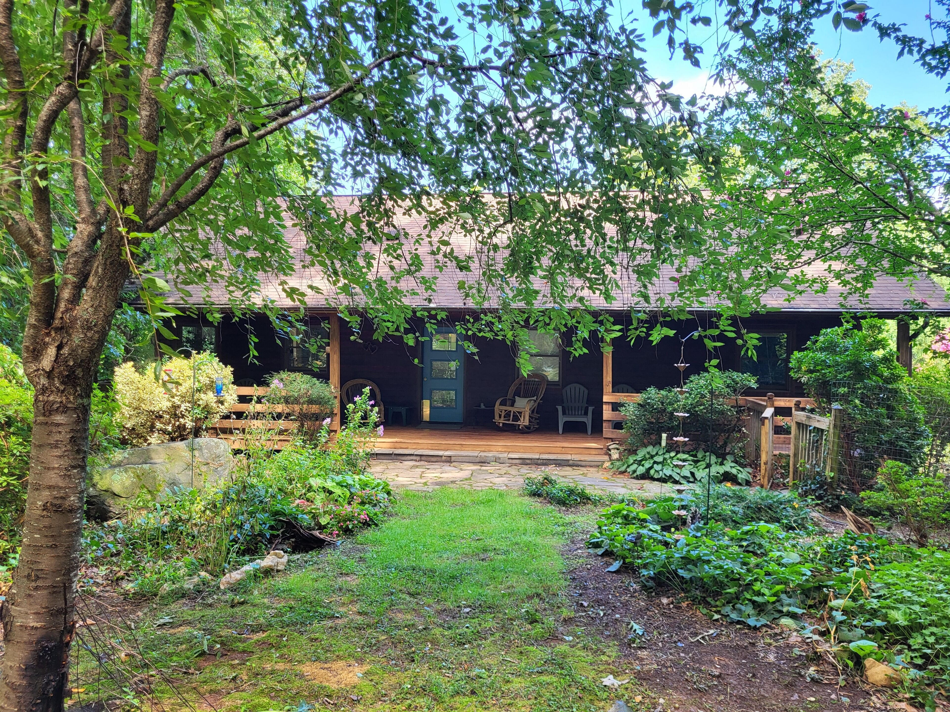 Cozy house right in the woods!  Garden paths galore! Wineries/Distilleries near.