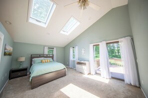 6 bedrooms, desk, iron/ironing board, travel crib