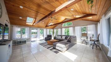 Een smart-tv, een open haard, tafelvoetbal en boeken