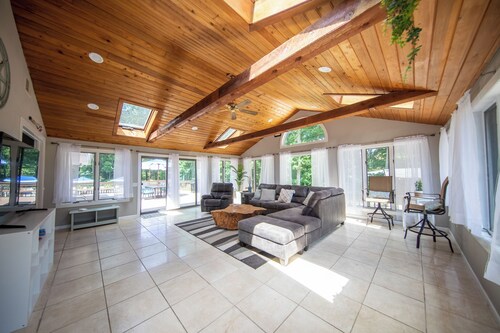 Expansive Beautiful Ranch with Pool and hot tub. Close to Beach Sleeps 20+